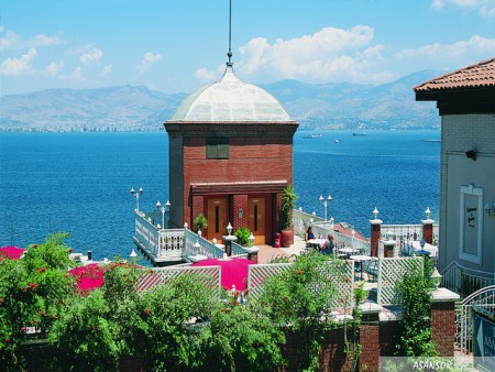 Tarihi Asansör Bu tarihi asansör İzmir’in en önemli caddelerinden ikisi olan Halil Rıfat Paşa Caddesi ve Mithat Paşa Caddesi arasındaki kot farkından dolayı oluşan ulaşım güçlüğü aşmak için Güzelyalı semtinde yapılmış. Nesim Levi tarafından 1907’de yapıla