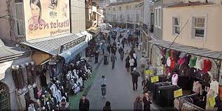  Kemeraltı Çarşısı Konak’taki bu ünlü çarşı, İzmir’i ziyarete gelenlerin en çok uğradıkları bölgeler arasında. Mezarlıkbaşı semtinden Konak meydanına kadar uzanan çarşı, 1650’den itibaren başlayan denizi doldurma çalışmalarının sonucu olarak oluşmaya başl