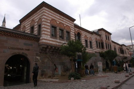  Kızlarağası Han Kemeraltı’nın içinde bulunan bu han, 1745 yılında dönemin ileri gelenlerinden Hacı Beşir Ağa tarafından yaptırılmış. Bir kervansaray olarak genellikle tüccarların, yüklü develerin konaklama yeri olarak kullanılmış olan yapı, bugünlerde bi